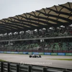 Lewis Hamilton en la entrada del pit lane en Sepang durante el GP de Bahréin 2026