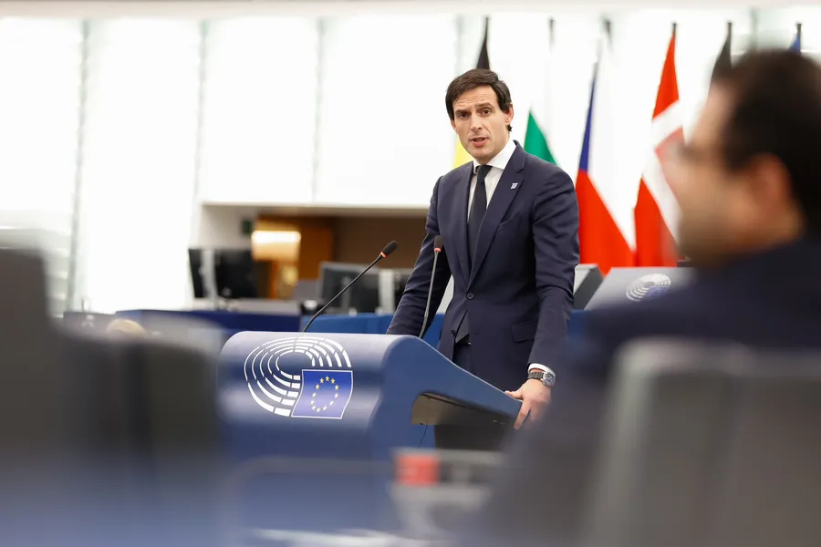 Emissioni e mercato automotive, l'Europa s'impone: "Nessun passo indietro"