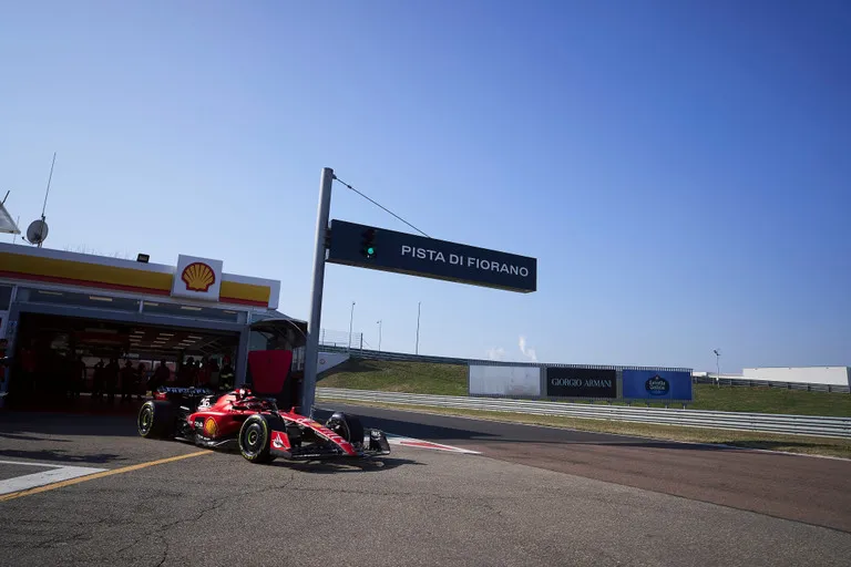 f1 calendario presentazioni 2025 ferrari londra vetture macchine