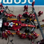 Ferrari analizza le gomme per il GP di Las Vegas con uno dei suoi ingegneri