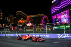 F1 | Ferrari presenta le nuove tute per il GP di Las Vegas per celebrare una storica partnership