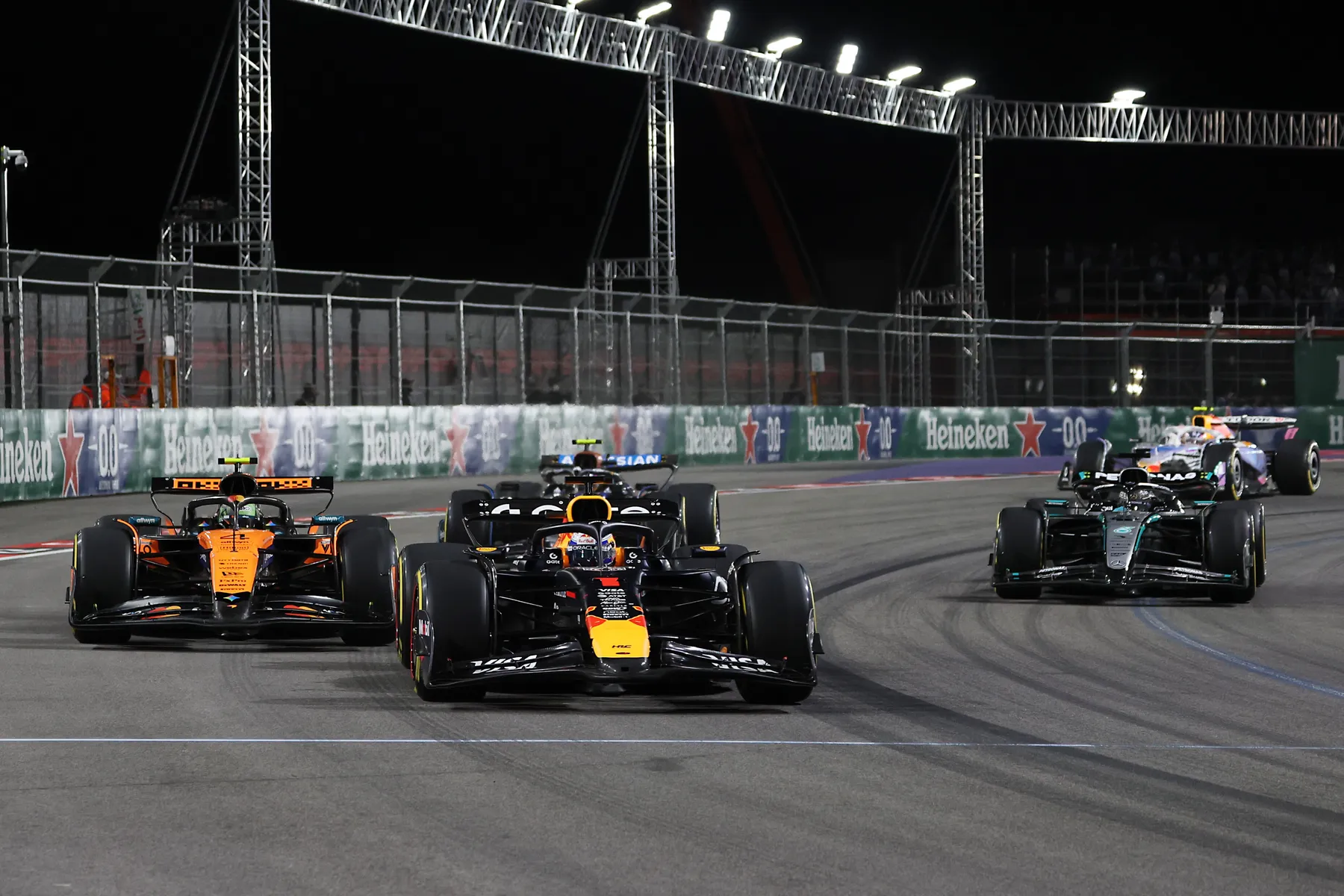 F1 LIVE - GP Las Vegas: un super Verstappen tiene aperto il mondiale, ecco i risultati e la classifica della gara in Nevada