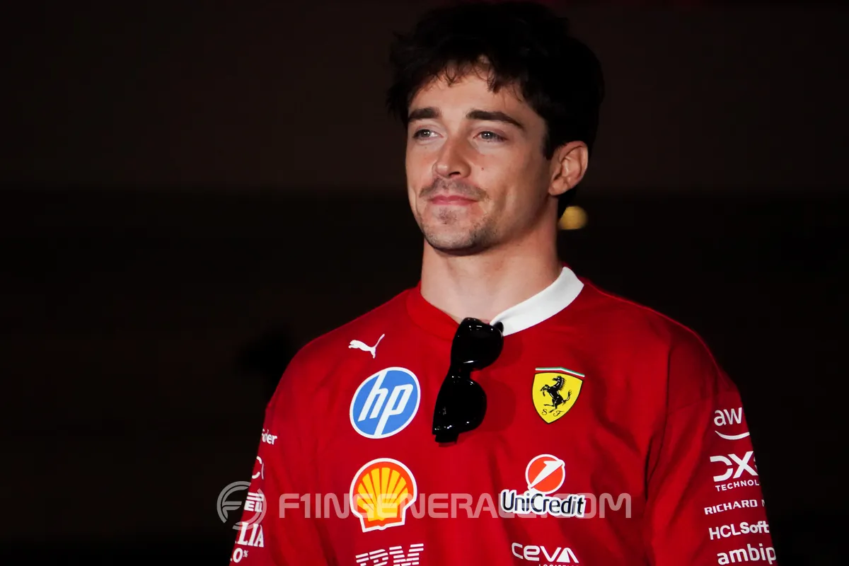 F1 | Ferrari, Leclerc accarezza il trofeo Piloti in conferenza stampa: "Posso prenderlo?"