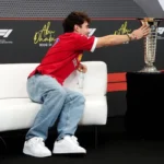 F1 | Ferrari, Leclerc accarezza il trofeo Piloti in conferenza stampa: "Posso prenderlo?"