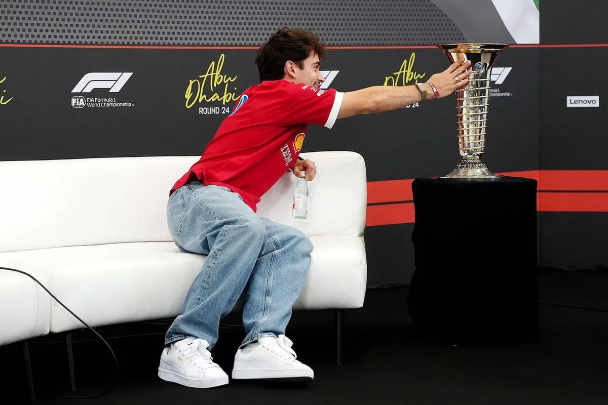 F1 | Ferrari, Leclerc accarezza il trofeo Piloti in conferenza stampa: "Posso prenderlo?"