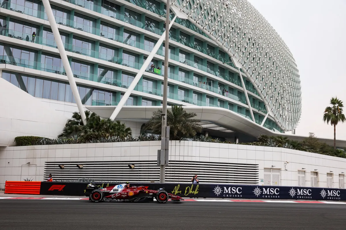 F1 | "Ma cosa fa? Vuol far divertire i fan?" Leclerc deriso dal fratello Arthur ad Abu Dhabi