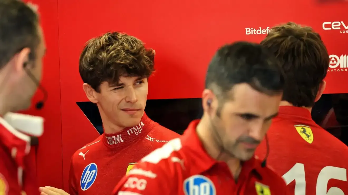F1 | "Ma cosa fa? Vuol far divertire i fan?" Leclerc deriso dal fratello Arthur ad Abu Dhabi